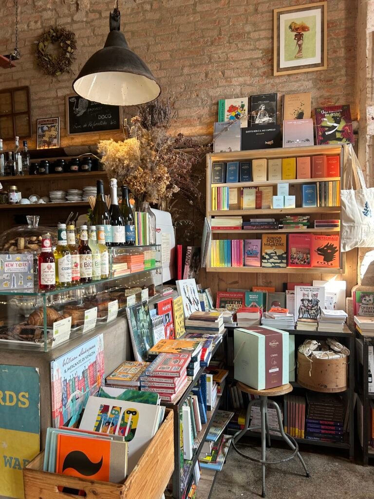 Sullaluna libreria & bistrotVenice Italy